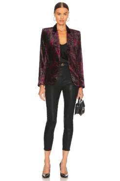 Akira Ultra High Rise Skinny Noir Coated -Nike Store LAGR WJ200 V4